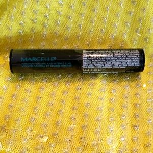 NWT Marcelle maximum volume intense curl mascara